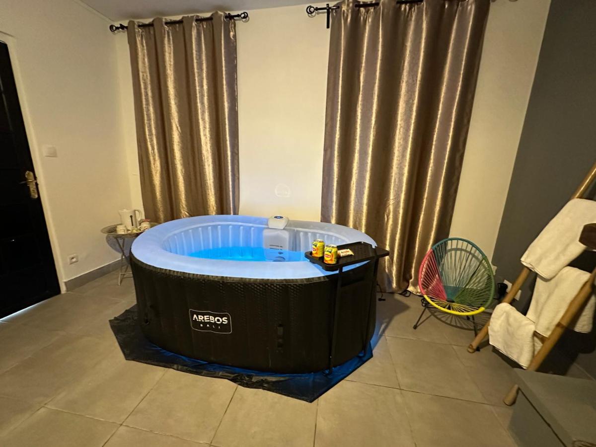 Love Room Avec Jacuzzi Proche Paris Et Roissy Cdg Persan Exterior foto